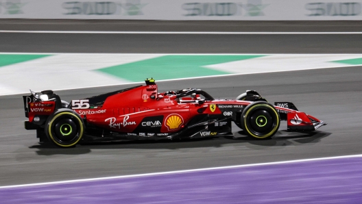 Ferrari's Spanish driver Carlos Sainz Jr competes during the Saudi Arabia Formula One Grand Prix at the Jeddah Corniche Circuit in Jeddah on March 19, 2023. (Photo by Giuseppe CACACE / AFP)