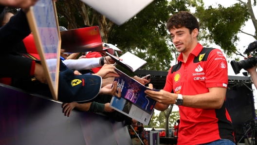 Charles Leclerc firma autografi ai fan australiani. Getty