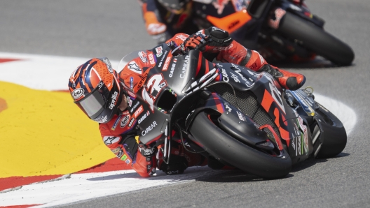 LAGOA, ALGARVE, PORTUGAL - MARCH 26: Maverick Vinales of Spain and Aprilia Racing leads the field during the MotoGP race during the MotoGP Of Portugal - Race at Autodromo do Algarve on March 26, 2023 in Lagoa, Algarve, Portugal. (Photo by Mirco Lazzari gp/Getty Images)