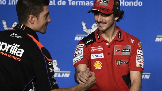 Ducati Italian rider Francesco Bagnaia (R) shake hands with Aprilia Spaniard rider Maverick Viñales (L) during a press conference ahead of the Argentina Grand Prix 2023 at the Termas de Rio Hondo circuit in Santiago del Estero, Argentina on March 30, 2023. (Photo by JUAN MABROMATA / AFP)