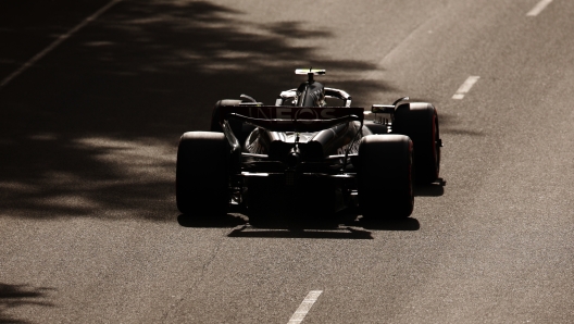 MELBOURNE, AUSTRALIA - APRIL 01: Lewis Hamilton of Great Britain driving the (44) Mercedes AMG Petronas F1 Team W14 on track during qualifying ahead of the F1 Grand Prix of Australia at Albert Park Grand Prix Circuit on April 01, 2023 in Melbourne, Australia. (Photo by Robert Cianflone/Getty Images)