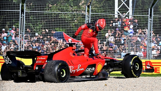 Ferrari's Monegasque driver Charles Leclerc jumps out of the car after a crash during the 2023 Formula One Australian Grand Prix at the Albert Park Circuit in Melbourne on April 2, 2023. (Photo by Paul CROCK / AFP) / -- IMAGE RESTRICTED TO EDITORIAL USE - STRICTLY NO COMMERCIAL USE --