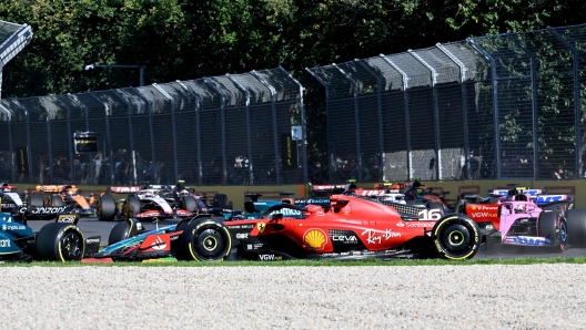 Ferrari's Monegasque driver Charles Leclerc (C) powers his car at the start of the 2023 Formula One Australian Grand Prix at the Albert Park Circuit in Melbourne on April 2, 2023. (Photo by Paul CROCK / AFP) / -- IMAGE RESTRICTED TO EDITORIAL USE - STRICTLY NO COMMERCIAL USE --