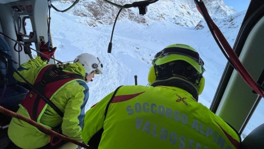 Sono stati individuati due corpi nella zona dello Chateau des Dames, montagna della Valtournenche dove si concentravano le ricerche dei due scialpinisti torinesi dispersi da sabato, 02 aprile 2023. I cadaveri, sepolti da circa tre metri di neve, sono nel vallone dove nella notte è stata scoperta una valanga. Sono in corso le operazioni di recupero: verranno poi portati a valle per il riconoscimento ufficiale. Non risultando ulteriori dispersi in zona, i soccorritori ritengono probabile che si tratti dei due torinesi. Sul posto i militari del Soccorso alpino della guardia di finanza di Cervinia e i tecnici del Soccorso alpino valdostano. ANSA/SOCCORSO ALPINO VALDOSTANO +++ ANSA PROVIDES ACCESS TO THIS HANDOUT PHOTO TO BE USED SOLELY TO ILLUSTRATE NEWS REPORTING OR COMMENTARY ON THE FACTS OR EVENTS DEPICTED IN THIS IMAGE; NO ARCHIVING; NO LICENSING +++ NPK +++