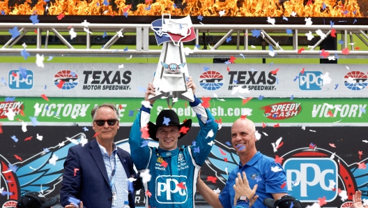 Josef Newgarden festeggia la vittoria di Fort Worth. AFP