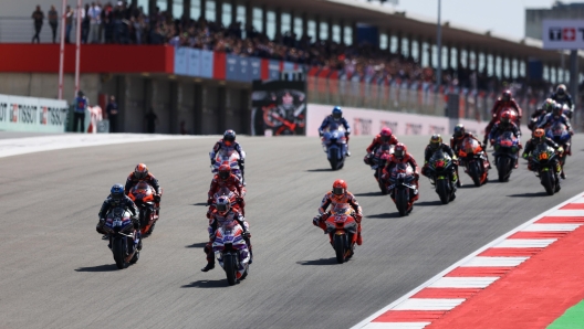 epa10544318 Riders in action at the start of the MotoGP race at the Motorcycling Grand Prix of Portugal at Algarve International race track, Portimao, Portugal, 26 March 2023.  EPA/NUNO VEIGA