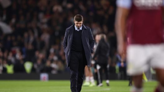 Steve Gerrard a testa bassa dopo il ko col Fulham. Getty