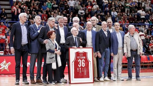 Coach Dan Peterson con la maglia numero 36, la moglie Laura e la sua squadra. Ciamillo