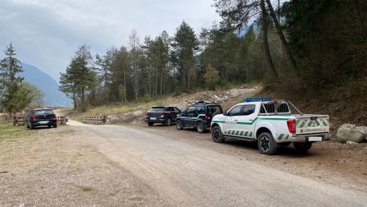 La gente del posto in fila per portare un ultimo saluto a Andrea Papi, il runner di 26 anni ucciso lo scorso 5 aprile dall'orsa Jj4 nei boschi del monte Peller, 12 aprile 2023. ANSA/LORENZO BASSO