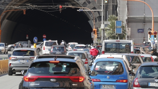 Folla turisti caos traffico auto centro storico via toledo piazza plebiscito via caracciolo ingresso museo Man cappella san severo lunedi in albis pasquetta - Folla turisti caos traffico auto centro storico via toledo piazza plebiscito via caracciolo ingresso museo Man cappella san severo lunedi in albis pasquetta - fotografo: sa