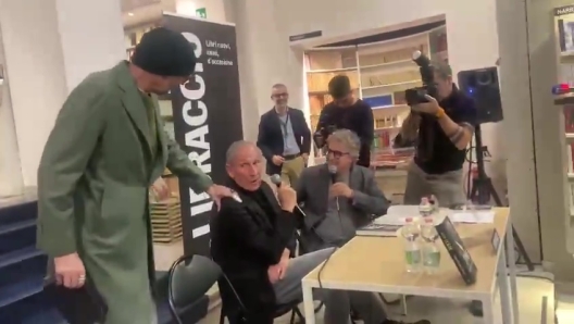 La sorpresa di Sinisa Mihajlovic, lo scorso 1° dicembre, durante la presentazione della biografia di Zdenek Zeman, “La bellezza non ha prezzo”, scritta con il vicedirettore della Gazzetta Andrea Di Caro. Mihajlovic è spuntato alle spalle del boemo, i due si sono abbracciati calorosamente e la sala gli ha dedicato un lungo applauso