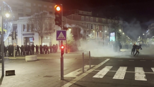 Immagine di scontri tra tifosi e polizia in una città europea, a seguito di un evento calcistico.