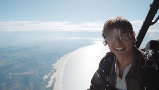 Ecco gli speciali auguri di Buon Natale di Tom Cruise. "Ciao a tutti, eccoci qui sopra lo splendido Sudafrica, stiamo girando le parti uno e due di "Mission: Impossible - Dead Reckoning" - racconta mentre si trova a bordo di un aereo —. Non volevo che l’anno finisse senza ringraziarvi tutti per essere andati al cinema e grazie per aver supportato "Top Gun: Maverick". Poi si lancia nel vuoto e prosegue il suo discorso: "E come sempre, grazie per averci permesso di intrattenervi. È davvero l’onore di una vita. Sto esaurendo l’altitudine, quindi devo tornare al lavoro. Dobbiamo continuare con le riprese. Spero trascorrerete delle vacanze felici. Ci vediamo al cinema". Insieme all’attore c’è anche Christopher McQuarrie, regista e produttore dei due capitoli finali della saga di "Mission: Impossible" e sceneggiatore del secondo film di "Top Gun".