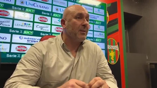 Parolacce senza soluzione di continuità, la confessione di aver sputato ai tifosi, insulti alla tifoseria e alla città: è una furia il presidente della Ternana, Stefano Bandecchi, dopo la partita contro il Cittadella, che ha portato l'allenatore Andreazzoli alle dimissioni. Guarda il video del suo show in conferenza stampa (Facebook: Radio Tele Galileo)