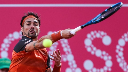 Nella gara del primo turno del torneo di tennis Atp di Estoril, Fabio Fognini supera Alessandro Giannessi e accede agli ottavi di finale, dove lo aspetta un altro derby con Marco Cecchinato. Guarda il video del match point