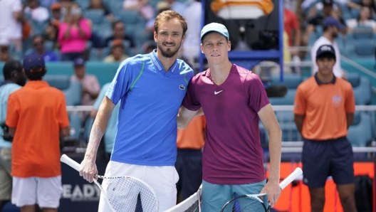 Nella finale del torneo di tennis Atp di Miami, Jannik Sinner perde per 7-5 6-3 contro Daniil Medvedev. Guarda il video con gli highlights del match