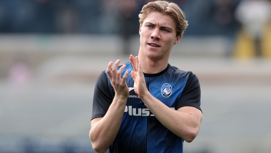 BERGAMO, ITALY - APRIL 08: Rasmus Hojlund of Atalanta BC applauds the fans prior to the Serie A match between Atalanta BC and Bologna FC at Gewiss Stadium on April 08, 2023 in Bergamo, Italy. (Photo by Emilio Andreoli/Getty Images)