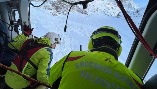 ARCHIVIO Sono stati individuati due corpi nella zona dello Chateau des Dames, montagna della Valtournenche dove si concentravano le ricerche dei due scialpinisti torinesi dispersi da sabato, 02 aprile 2023. I cadaveri, sepolti da circa tre metri di neve, sono nel vallone dove nella notte Ã¨ stata scoperta una valanga. Sono in corso le operazioni di recupero: verranno poi portati a valle per il riconoscimento ufficiale. Non risultando ulteriori dispersi in zona, i soccorritori ritengono probabile che si tratti dei due torinesi. Sul posto i militari del Soccorso alpino della guardia di finanza di Cervinia e i tecnici del Soccorso alpino valdostano. ANSA/SOCCORSO ALPINO VALDOSTANO +++ ANSA PROVIDES ACCESS TO THIS HANDOUT PHOTO TO BE USED SOLELY TO ILLUSTRATE NEWS REPORTING OR COMMENTARY ON THE FACTS OR EVENTS DEPICTED IN THIS IMAGE; NO ARCHIVING; NO LICENSING +++ NPK +++