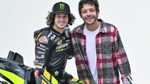 Marco Bezzecchi (a sin) con Valentino Rossi