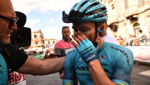 Foto Marco Alpozzi/LaPresse 14 Aprile 2023 - Barcellona Pozzo di Gotto, Italia - sport, ciclismo - Giro di Sicilia 2023 - Da Barcellona Pozzo di Gotto a Giarre 216km. Nella foto:  LUTSENKO Alexey  - ASTANA QAZAQSTAN TEAM  vincitore tappa 4    April 14, 2023  Barcellona Pozzo di Gotto, Italy - sport, cycling - Giro di Sicilia 2023 - From Barcellona Pozzo di Gotto to Giarre  134miles. In the pic: LUTSENKO Alexey  - ASTANA QAZAQSTAN TEAM Winner stage 4