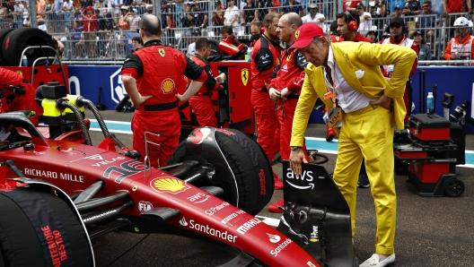 MIAMI, FLORIDA - MAY 08: Lapo Elkann inspects the car of Charles Leclerc of Monaco and Ferrari on the grid during the F1 Grand Prix of Miami at the Miami International Autodrome on May 08, 2022 in Miami, Florida.   Jared C. Tilton/Getty Images/AFP == FOR NEWSPAPERS, INTERNET, TELCOS & TELEVISION USE ONLY ==