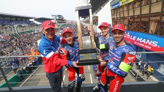 Il team F.C.C. TSR Honda France festeggia la vittoria