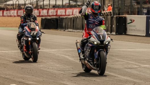 Di Meglio esulta sulla sua Honda dopo il successo a Le Mans