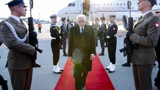 Il Presidente della Repubblica Sergio Mattarella al suo arrivo a Varsavia, in occasione della visita di Stato, 16 aprile 2023. ANSA/ Paolo Giandotti - Ufficio Stampa per la Stampa e la Comunicazione della Presidenza della Repubblica ++HO - NO SALES EDITORIAL USE ONLY++