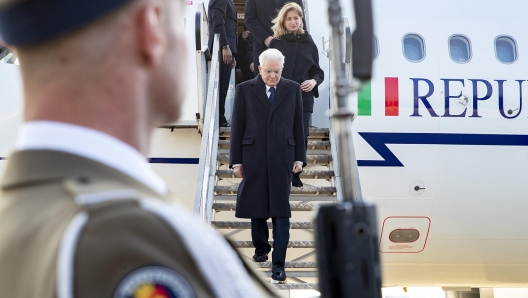 Il Presidente della Repubblica Sergio Mattarella al suo arrivo a Varsavia, in occasione della visita di Stato, 16 aprile 2023. ANSA/ Paolo Giandotti - Ufficio Stampa per la Stampa e la Comunicazione della Presidenza della Repubblica ++HO - NO SALES EDITORIAL USE ONLY++