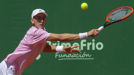 epa10566257 Italian player Matteo Arnaldi is in action to win the ATP Challenger Costa Calida Region de Murcia's final match against Croat player Borna Gojo at the 'Real Murcia Club de Tenis 1919' tennis club in Murcia city, south-eastern Spain, 09 April 2023.  EPA/Marcial GuillÃ©n