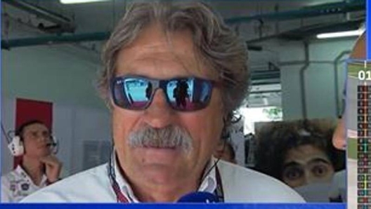 In Malesia, proprio nello stesso giorno della gara di quest'anno di MotoGP, nel 2011 perse la vita a 24 anni il 'Sic', uno dei piloti più generosi e amati. Un incidente tragico al 2°giro del GP ne spezzò la carriera di Marco Simoncelli, lasciando però un enorme seguito di amore. Ecco le parole del padre Paolo Simoncelli