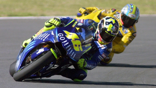 Valentino Rossi davanti a Max Biaggi a Welkom nel 2004. AFP