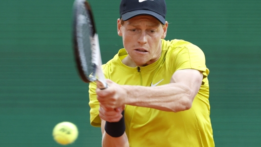 epa10574071 Jannik Sinner of Italy in action against Holger Rune of Denmark during their semi final match at the Monte-Carlo Rolex Masters tournament in Roquebrune Cap Martin, France, 15 April 2023.  EPA/SEBASTIEN NOGIER