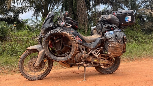 L'Africa Twin a pieno carico in Africa