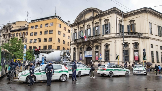 I rilievi della polizia locale nel punto in cui una donna di 39 anni è stata travolta e uccisa da una betoniera mentre era in sella alla sua bicicletta all'angolo tra via Francesco Sforza e Corso di Porta Vittoria nel pieno centro di Milano, 20 aprile 2021. ANSA/ ANDREA FASANI