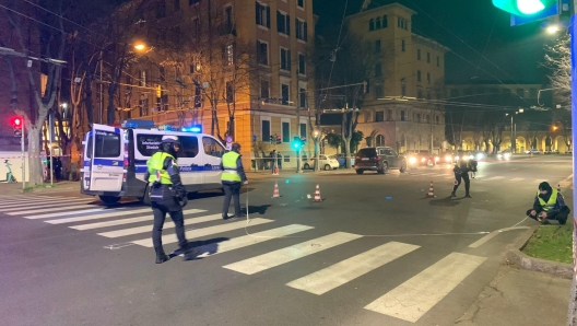 Due ragazze, di 17 e 18 anni, sono ricoverate in gravi condizioni all'ospedale di Baggiovara (Modena) dopo essere state investite da un'auto, un suv, mentre attraversavano la strada sulle strisce pedonali in viale Monte Kosica a Modena, una zona a ridosso del cento storico. I rilievi sono affidati alla polizia locale, che dovrà prima di tutto stabilire il colore dei rispettivi semafori, quello per l'auto e quello per i pedoni al momento dell'incidente stradale, 29 gennaio 2023. ANSA/ELISABETTA BARACCHI