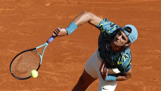 epa10572529 Lorenzo Musetti of Italy in action against Jannik Sinner of Italy during their quarter final match at the Monte-Carlo Rolex Masters tournament in Roquebrune Cap Martin, France, 14 April 2023.  EPA/SEBASTIEN NOGIER