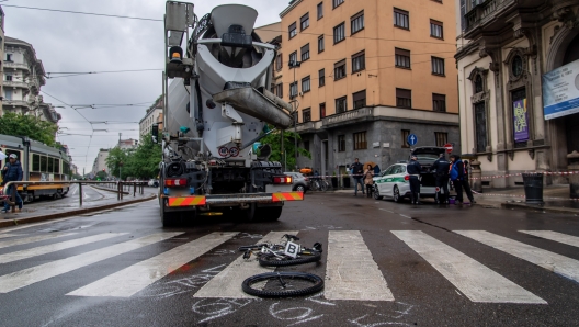 Foto Claudio Furlan/LaPresse 20 - 04 - 2023 Milano , Italia - Cronaca - Ciclista donna di 39 anni investita e uccisa da camion in corso di Porta Vittoria angolo viale Francesco Sforza  - Ciclista donna di 39 anni investita e uccisa da camion in corso di Porta Vittoria angolo viale Francesco Sforza - fotografo: furlan