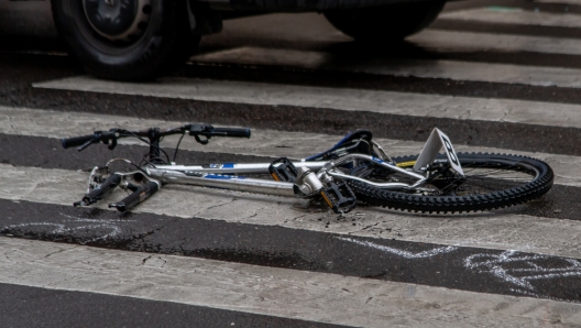 Foto Claudio Furlan/LaPresse 20 - 04 - 2023 Milano , Italia - Cronaca - Ciclista donna di 39 anni investita e uccisa da camion in corso di Porta Vittoria angolo viale Francesco Sforza  - Ciclista donna di 39 anni investita e uccisa da camion in corso di Porta Vittoria angolo viale Francesco Sforza - fotografo: furlan