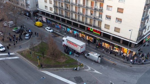 Foto Stefano Porta/LaPresse 01-02-2023 Milano, Italia - Cronaca - Camionista investe e uccide una ciclista di 38 anni in Viale Brianza angolo Piazzale Loreto  February 01, 2023 Milan, Italy - News -  Truck driver runs over and kills a 38-year-old cyclist in Viale Brianza at the corner with Piazzale Loreto - Foto Stefano Porta/LaPresse  01-02-2023 Milano, Italia - Cronaca - Camionista investe e uccide una ciclista di 38 anni in Viale Brianza angolo Piazzale Loreto - fotografo: Foto Stefano Porta/LaPresse