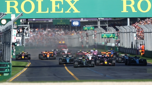 MELBOURNE, AUSTRALIA - APRIL 02: Lewis Hamilton of Great Britain driving the (44) Mercedes AMG Petronas F1 Team W14 leads Max Verstappen of the Netherlands driving the (1) Oracle Red Bull Racing RB19, Fernando Alonso of Spain driving the (14) Aston Martin AMR23 Mercedes and the rest of the field at the restart during the F1 Grand Prix of Australia at Albert Park Grand Prix Circuit on April 02, 2023 in Melbourne, Australia. (Photo by Peter Fox/Getty Images)