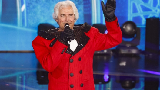 Tullio Solenghi, la maschera dello Squalo, durante la trasmissione di Rai1 Il Cantante Mascherato. Roma, 22 aprile 2023. ANSA/FABIO FRUSTACI