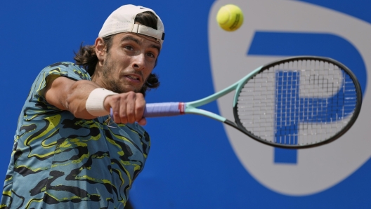 epa10585918 Italy's Lorenzo Musetti in action against Greece's Stefanos Tsitsipas during their semifinal game of the Barcelona Open tennis tournament in Barcelona, Spain, 22 April 2023.  EPA/ALEJANDRO GARCIA