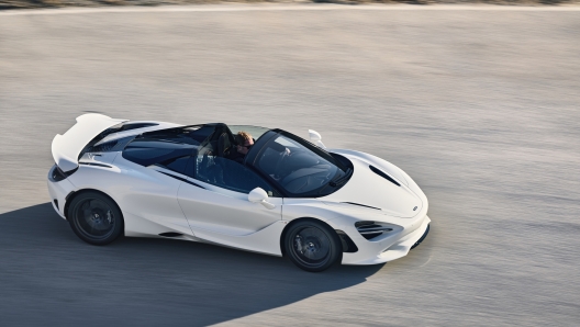 Sembra una goccia perfetta di purezza aerodinamica la nuova McLaren750S Spider vista dall'alto