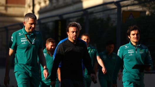 Fernando Alonso in ricognizione sulla pista di Baku. GETTY