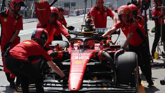 Il lavoro sulla Ferrari di Leclerc a Baku. AFP