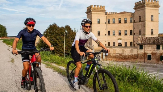 Un tratto del percorso cicloturistico intorno a Voghiera (foto Romagnabike)