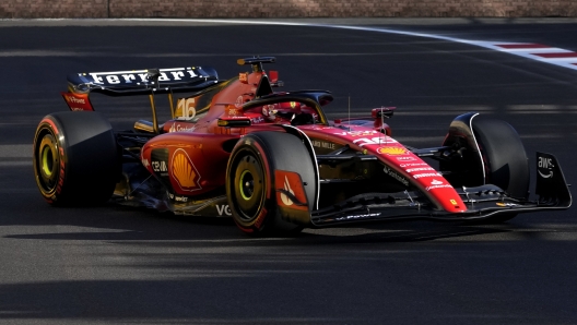 Charles Leclerc in azione a Baku. AP