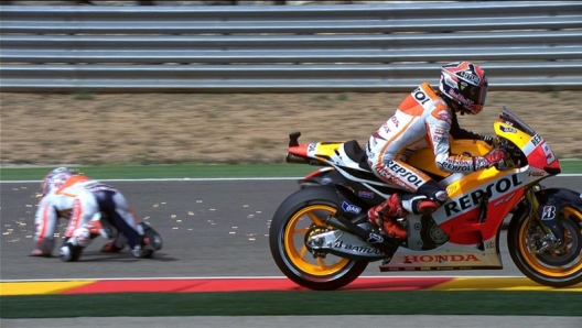 Pedrosa nel 2013 ad Alcaniz cade dopo che Marquez taglia il filo della sua ruota fonica posteriore