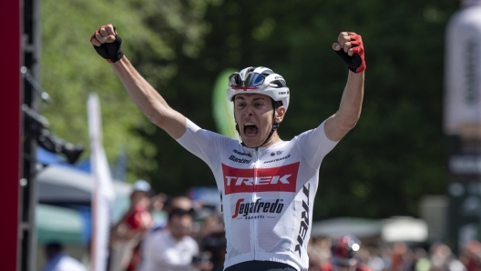 epa09948990 Italian rider Antonio Tiberi of the Trek Segafredo team celebrates after winning the 5th stage of the 43rd Tour de Hongrie cycling race over 184km between Miskolc and Kekesteto, near Matrahaza, Hungary, 15 May 2022.  EPA/Peter Komka HUNGARY OUT